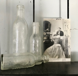 Set Franse vintage flesjes met maatverdeling licht iriserend circa 1920