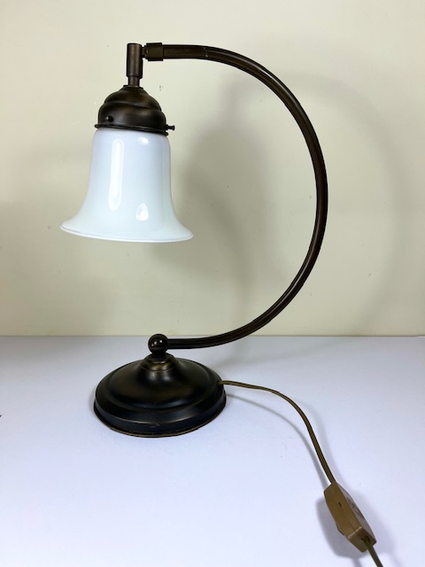 Klassieke bureaulamp met opaline kelkvormige kap