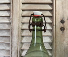 Antieke Franse lichtgroene beugeldop fles met ziel
