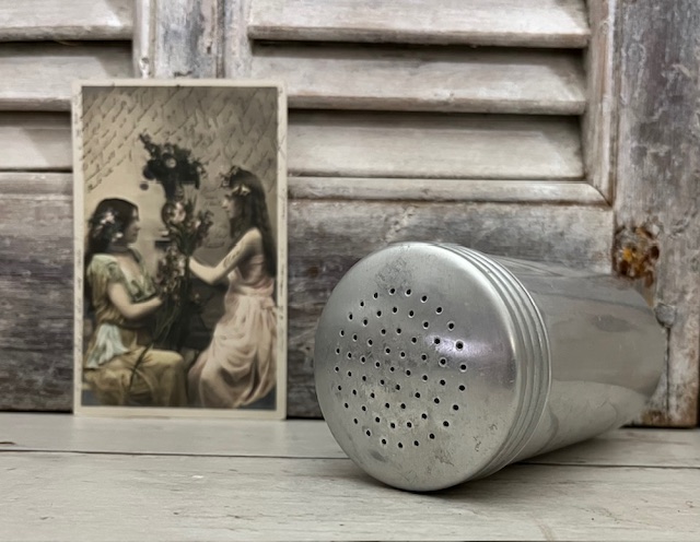 Franse vintage aluminium talkpoeder strooibus