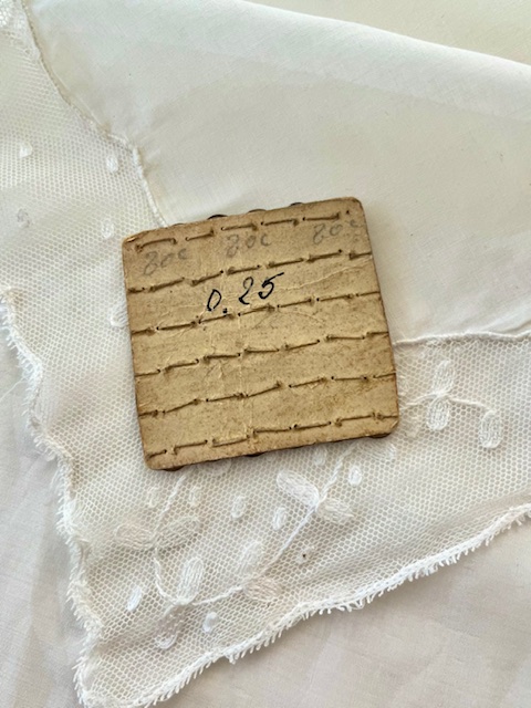 Kleine Franse antieke parelmoer knoopjes op kaartje