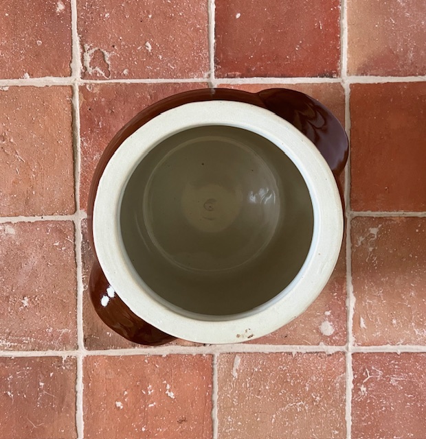 Grote bruine grès olijven pot met grepen