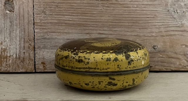 Antiek Frans metalen pillendoosje met afbeelding vrouw