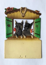 Vintage Duitse gestanst kartonnen kalender houder twee hondjes