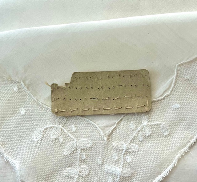 Kleine parelmoer knoopjes op kaartje