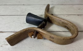 Unieke Franse geitenbel met klepel van been en houten juk