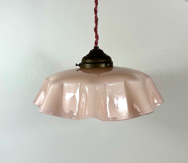 Antieke Franse hanglamp licht roze glazen opaline kap