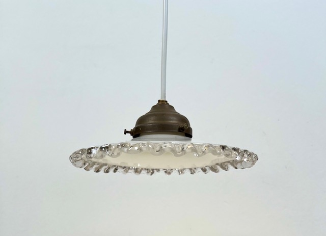 Antieke Franse schotellamp met wit opaline glazen kap