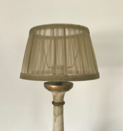 Franse staande lamp met gedraaid houten voet en organza kap