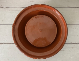 Provençaalse aardewerk uitlek schaal met 2 originele kaasmallen