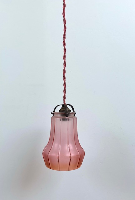 Franse antieke glazen hanglamp met roze lamp glas