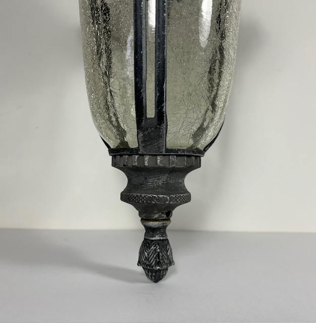 Vintage Franse metalen buitenlamp met craquelé glas