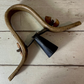 Unieke Franse geitenbel met klepel van been en houten juk