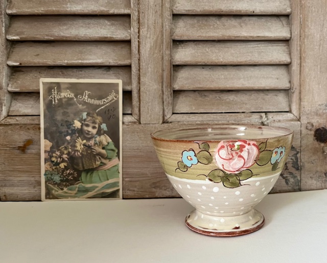 Ambachtelijke aardewerk bowl kom op voet