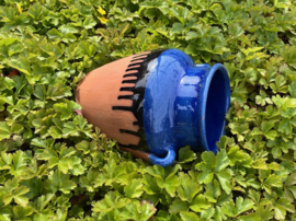 Franse terracotta muurbloempot deels blauw geglazuurd