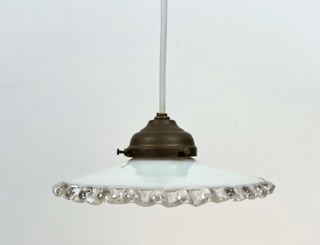 Antieke Franse schotellamp met wit opaline glazen kap