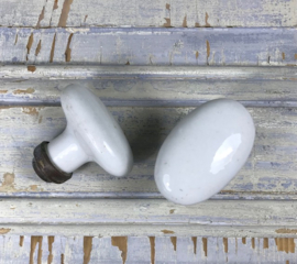Set Franse porseleinen deurknoppen in koperen houder