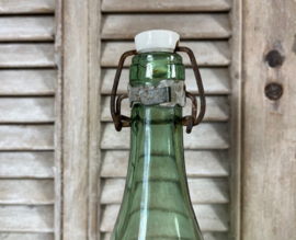 Antieke Franse wijnfles van doorzichtig groen glas met ziel