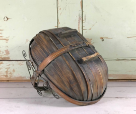 Franse vintage spaan houten mand fruitmand met metalen decor