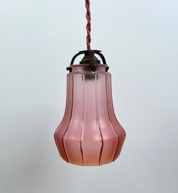 Franse antieke glazen hanglamp met roze lamp glas