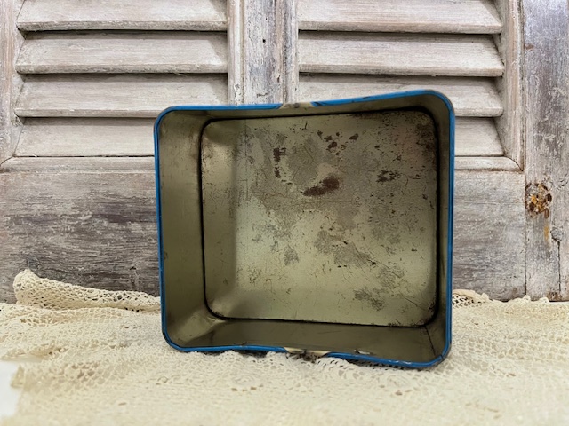 Antiek Frans trommeltje voor speelmateriaal (in boekvorm)