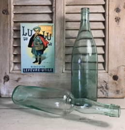 Groene glazen fles met VE 22 op de bodem