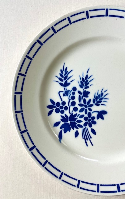 Badonviller ontbijtbordje blauwe bloemen en rand 1923