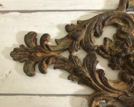 Antiek smeedijzeren ornament van Frans spijlen bed