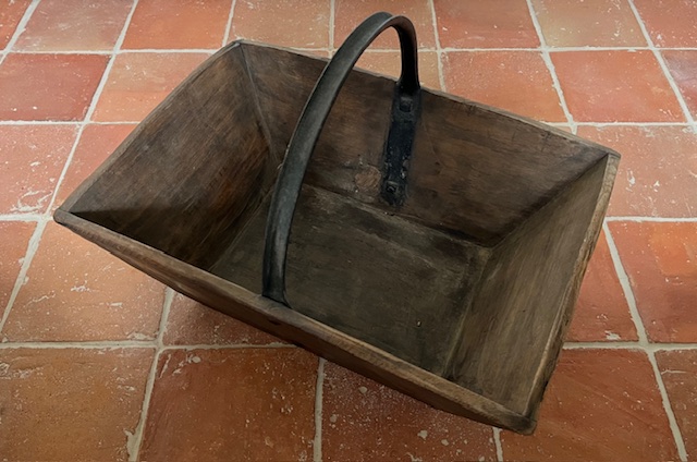 Antieke Franse houten plukbak met metalen hengsel oogstbak