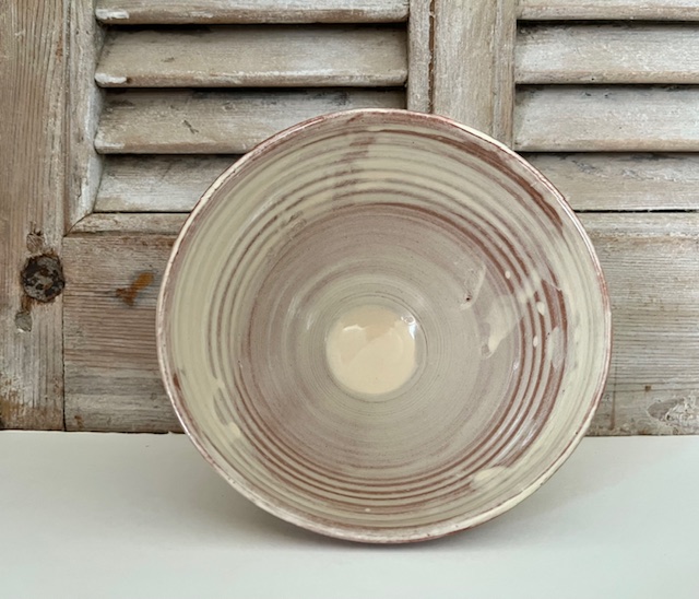 Ambachtelijke aardewerk bowl kom op voet