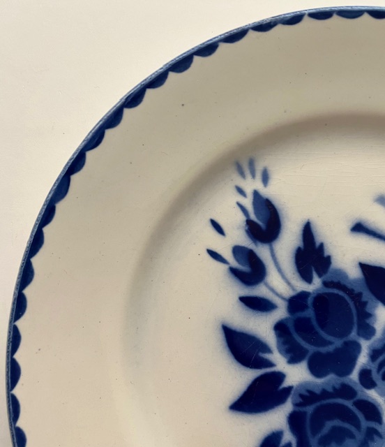 Antiek ontbijtbordje met blauwe decoratie