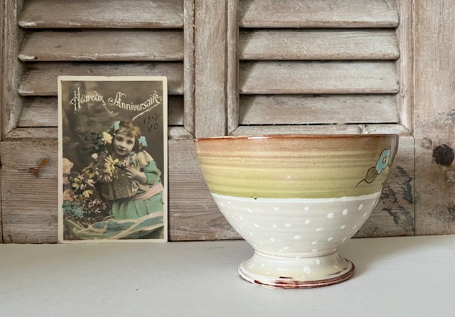 Ambachtelijke aardewerk bowl kom op voet