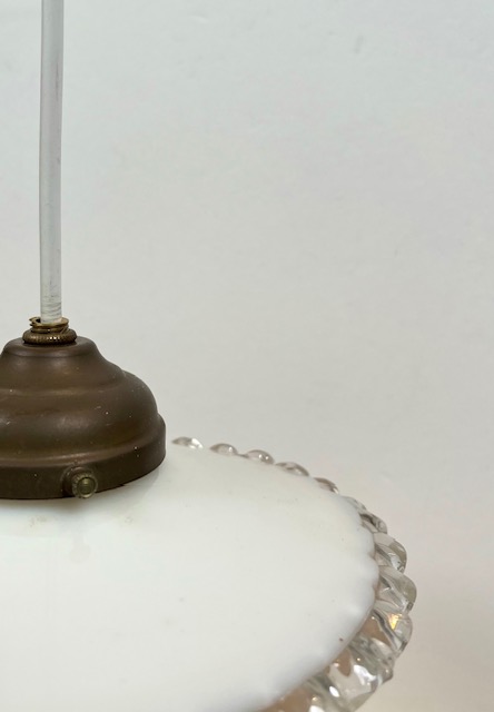 Antieke Franse schotellamp met wit opaline glazen kap