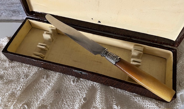 Antieke Franse cassette met 6 roestvrij stalen messen met benen heft