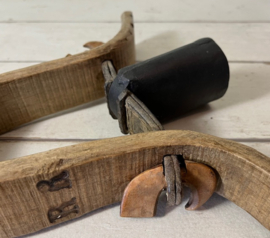 Unieke Franse geitenbel met klepel van been en houten juk