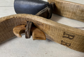 Unieke Franse geitenbel met klepel van been en houten juk
