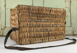 Antieke Franse rieten mand perronmand met draagriem en sluitbanden