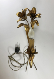 Florale vergulde wandlamp met lelies circa 1960