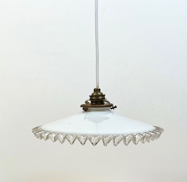 Antieke Franse schotellamp met wit opaline glazen kap