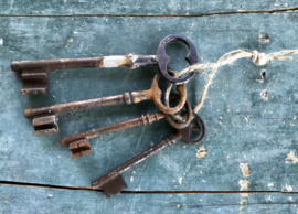Franse antieke sleutelbos met vier sleutels