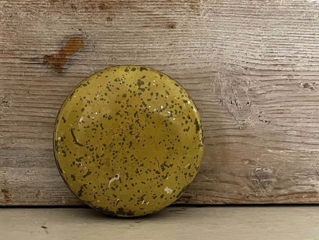 Antiek Frans metalen pillendoosje met afbeelding vrouw