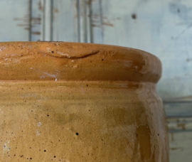 Antieke Provençaalse pot met deksel oor en schenktuit