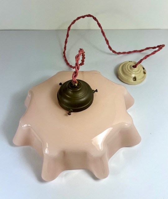 Antieke Franse hanglamp licht roze glazen opaline kap