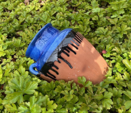 Franse terracotta muurbloempot deels blauw geglazuurd