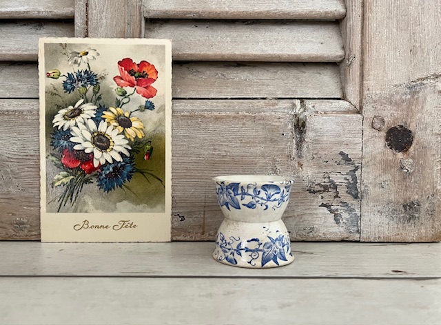 Antiek faience diabolo eierdopje florale decoratie in blauw