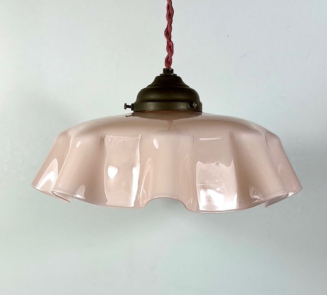 Antieke Franse hanglamp licht roze glazen opaline kap