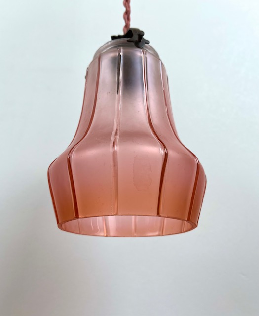 Franse antieke glazen hanglamp met roze lamp glas