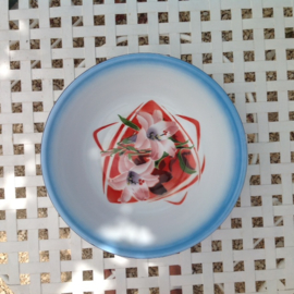 Witte emaille schaal met roze lelies en blauwe rand