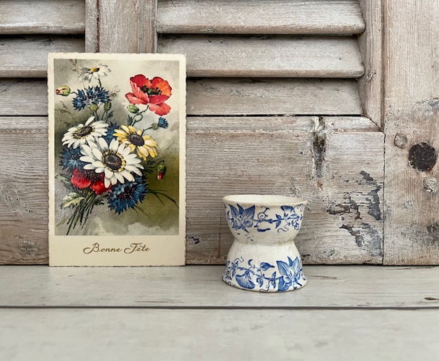 Antiek faience diabolo eierdopje florale decoratie in blauw