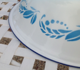 Witte emaille schaal met roze lelies en blauwe rand